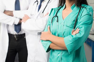 O procedură estetică banală te poate băga în spital. E alarmant cât de multe femei o fac