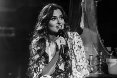 „Drumurile noastre s-au separat” Theo Rose a anunțat despărțirea! Artista a dat vestea tristă, cu lacrimi în ochi