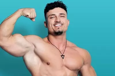Influencerul Andrei Bordeianu, implicat într-un accident grav în București. A ajuns de urgență la spital, după ce a fost rănit pe motocicletă