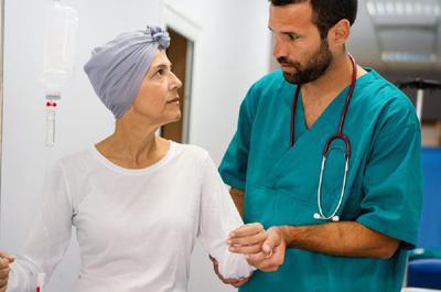 Pacientă cu cancer din România cumpără din Germania medicamentele care-i salvează viața: „Plătim 256 de euro pe fiolă”