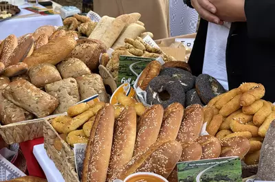 Spectacolul pâinii în București. Kosovarii au venit cu plăcinte spectaculoase, croații cu zeci de forme și sortimente