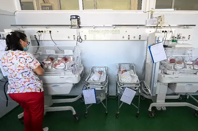 Cvadrupleți născuți prematur la Miercurea Ciuc, transferați la Maternitatea Brașov. Zeci de medici s-au mobilizat pentru a-i salva. Niciunul nu cântărea mai mult de 800 grame
