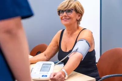 De ce tensiunea 140 cu 80 nu mai este considerată „normală” și ce se întâmplă în corp dacă scade cu 10 unități. Cum măsori corect tensiunea