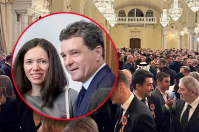 Prima Doamnă îşi intră în rol! Ce ţinută a avut Mirabela Grădinaru la recepţia de Ziua Naţională. A întors toate privirile!