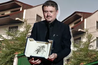 Cum arată casa lui Cristian Mungiu. Marele regizor și-a cumpărat o vilă impunătoare într-un cartier liniștit din București. Are două etaje și un balcon superb / GALERIE FOTO