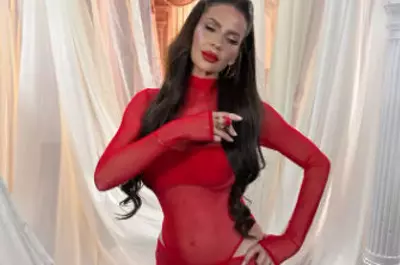 Imagini îndrăznețe cu Andreea Bănică într-o rochie complet transparentă. Artista și-a lăsat toate formele la vedere