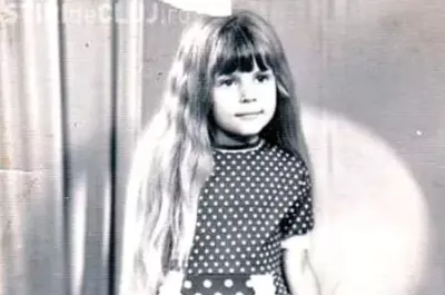 Fetiţa din poză a ajuns una dintre cele mai influente femei din România. Azi, toată lumea îi ştie numele. O recunoşti?