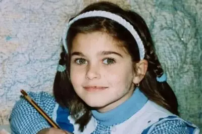 O recunoști pe fetița cu ochii verzi din fotografia aceasta? Astăzi este una dintre cele mai iubite artiste din România