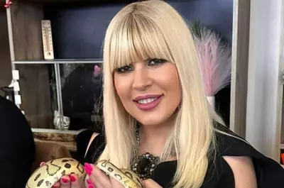 Cum arată Elena Udrea la 52 de ani, în costum de baie. Și-a făcut o fotografie care i-a lăsat mască pe fanii săi! Arată impecabil