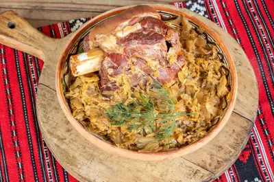 Varză cu ciolan afumat – rețete cu care nu dai greș