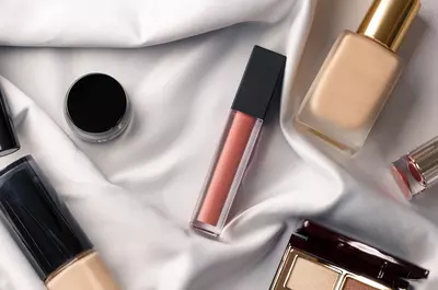 Cum să-ți organizezi produsele de machiaj și cosmeticele. Idei practice pentru spații mici