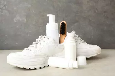 De ce se îngălbenesc tălpile albe ale adidașilor?