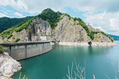 Lacul Vidraru – care este povestea lui și ce activități poți face în zonă