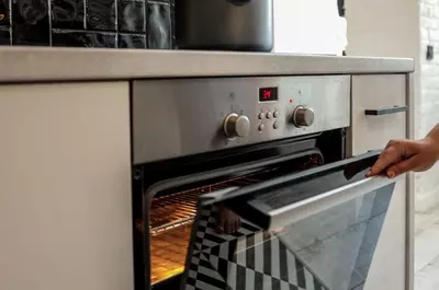 Ușa cuptorului se lasă deschisă sau închisă după ce ai gătit?
