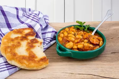 Fasole cu cârnați și costiță afumată – rețeta tradițională