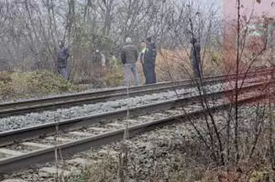 O tânără din Bacău, găsită decedată, lângă o șină de cale ferată. Ar fi fost ucisă aseară. Autorul este în continuare căutat