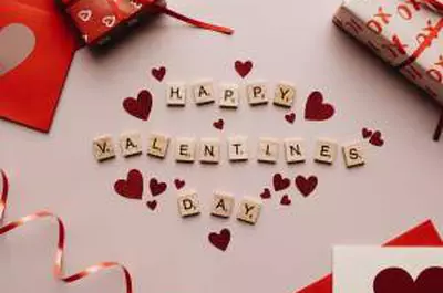 Idei de cadouri pentru Valentine’s Day 2026. Cum îți poți surprinde iubita pe 14 februarie cu bani puțini