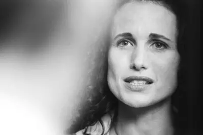 Semnale de dincolo - Andie MacDowell