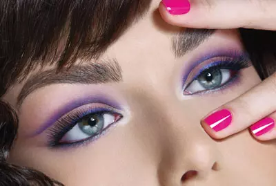 Hipnoza Violet: Violetul este culoarea luxului si a decadentei, a emotiilor puternice si a sofisticarii. Mizeaza pe mixul sentimentelor, accentuindu-ti privirea cu aceasta nuanta controversata.