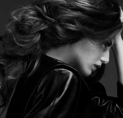 Rock Chic:  Este foarte usor de realizat si, desi pare foarte „sauvage”, incadreaza fata si indulceste trasaturile. Ai nevoie doar de un par lung si des, pe care sa il usuci lasind capul in jos, apoi pulverizeaza fixativ pe toata lungimea suvitelor si ruleaza-le pe bigudiuri mari. Cind le indepartezi, piaptana parul, tapeaza citeva suvite si apoi aranjeaza-l cu degetele. 