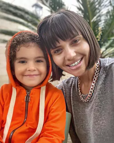 Cristina-Șișcanu-și-fiica-ei-Petra-1-400x500