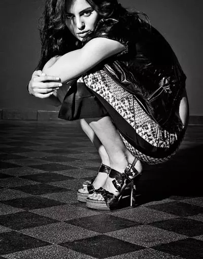  Jacheta din piele, 1.495 euro;fusta din material ecologic, 931 euro; sandale din piele, 650 euro, toate Prada, magazinul Mengotti; bratari din piele, Blugirl, 363 lei fiecare, magazinul J. Kristensen; colier din aur cu pandantiv,  Zoe & Morgan, 460 lei, magazinul The Mews.