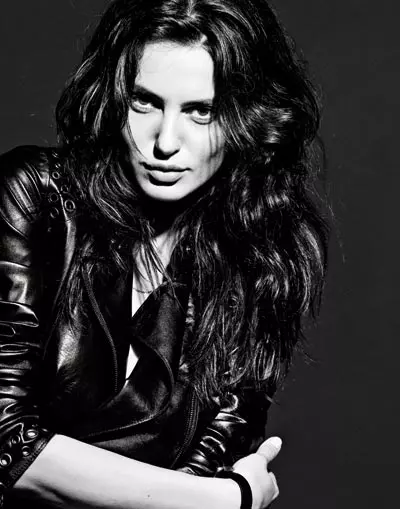 jacheta din piele, Blumarine, 10.368 lei, magazinul J. Kristensen; colier din aur  cu pandantiv,  Zoe & Morgan, 460 lei, magazinul The Mews.