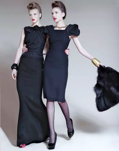 Marina: rochie din tafta de matase 4.500 euro, pantofi din satin  850 euro, ambele Louis Vuitton, si bratara din lemn Monies, 2.610 lei Anna: rochie din viscoza, 2.500 euro, curea metalica purtata drept colier, 600 euro, si capa din blana, 4.000 euro, toate Louis Vuitton