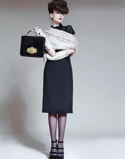 Rochie din matase si stofa de lina, Christian Dior, 10.935,21 lei, si geanta din piele lacuita, Lanvin, 6.950 lei, ambele Victoria 46; sal din blana si stofa din lina, Stefanel, 510 lei; manusi din piele, Zara, 399 lei; ciorapi, Wolford, 150 lei, si pantofi din velur, Casadei, 2.700 lei