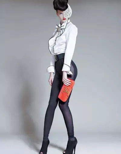 Camasa din bumbac, Walter Voulaz, 1.600 lei, si brosa, Moschino, 600 lei,colanti din matase, Tim van Steenbergen, 1.287 lei, Cochet Image Store; palarie, Kristina Dragomir, 320 lei; botine din velur, Yves Saint Laurent, 3.599 lei,centura din piele lacuita, 2.100 lei, si plic Sobe din piele lacuita, , ambele Louis Vuitton