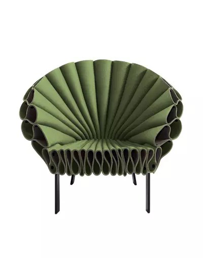 Fotoliu de fetru impaturit, Peacock, design Dror, producator Cappellini, 3.619 euro, magazinul Intro