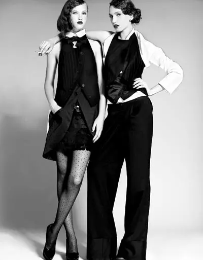 Marina: vesta scurta din stofa si frac lung din stofa, ambele Andreea Tincu, rochie  Elena Perseil, 2.500 lei; ciorapi, Wolford, 150 lei; pantofi din piele lacuita, Lanvin, 2.699 lei; guler din bumbac, papion vintage, Anna: salopeta din stofa, Andreea Tincu, camasa din bumbac, Carmen Secareanu, 150 euro, si pantofi , Christian Louboutin