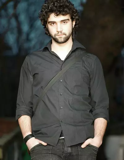 Alec ( 24 de ani, manager Green Hours), isi ia haine de la H&M