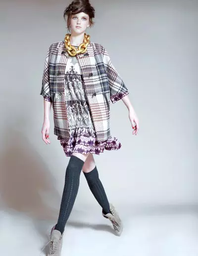 Rochie din matase, 1.165 euro, jacheta din stofa de lina, 1.110 euro, si sosete din lina, 65 euro, toate Etro, colier din lemn, Monies, 2.806 lei si botine  Zara, 349 lei. 