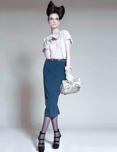 Tricou din bumbac, 89 lei, manusi din piele, 399 lei, si curea metalica, 109 lei, toate Zara; fusta din stofa de lina, Dries van Noten, 1.538 lei, Raionul 4; plic din satin, Moschino Cheap&Chic, 2.300 lei, si pantofi din velur, Casadei, 2.700 lei si ciorapi, Wolford, 150 lei