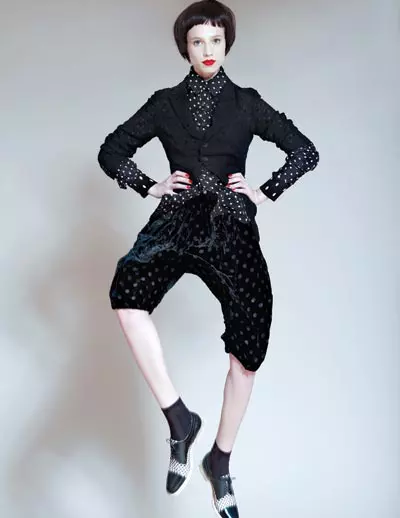 Bluza din lina,1.315 lei, jacheta din matase, 3.673 lei, pantaloni din catifea,1.863 lei, si sacou din stofa, 4.207 lei, toate Comme des Garçons si pantofi din piele, Pollini, 1.800 lei 