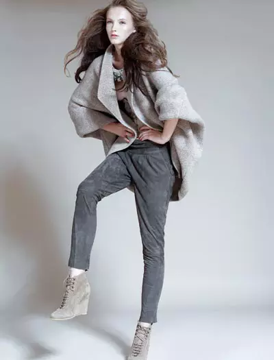 Jacheta din lina, 1.340 lei, si colier din piele, 270 lei, ambele Stefanel; corset Tim van Steenbergen, 4.741 lei; pantaloni American Retro, 860 lei, magazinul The Mews, si botine  Zara, 349 lei