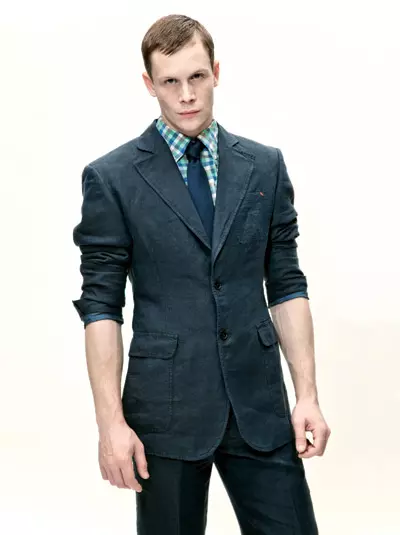 Jacheta din doc, Sacoor, 439 lei; vesta din bumbac, Cavaliere, 249 lei; pantaloni din bumbac, Benetton, 219 lei; pantofi sport, Lacoste, 270 lei.