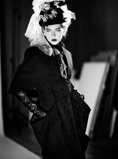 maleta din bumbac, Stefanel, 320 lei, trenci din stofa de lina, Andreea Tincu & Sense, 2.000 lei;  palarie din fetru, cu tul aplicat, Kristina Dragomir, 460 lei, bratara din plastic, 1.110 lei, esarfa din matase, 900 lei, ambele Alexander McQueen si manusi din piele si velur, Yves Saint Laurent, 2.915 lei, toate magazinul Victoria 46.