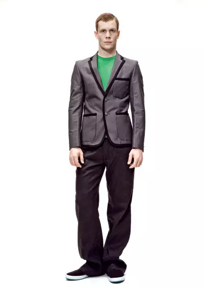 Camasa din bumbac, Just Cavalli, 415 lei, magazinul +IT; vesta din bumbac, 109 lei, pantaloni din bumbac, 179 lei, ambele Zara; pantofi din piele, Sacoor, 649 lei; jacheta din fis, 100 lei, magazinul Miniprix.