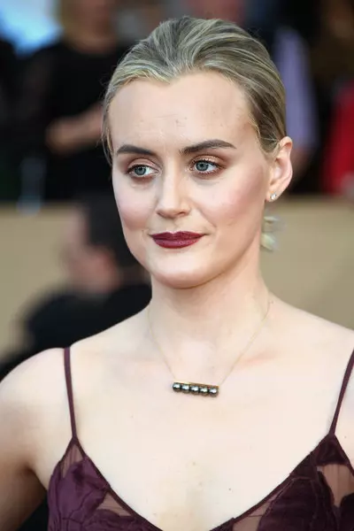 Worst Beauty Looks: Taylor Schilling