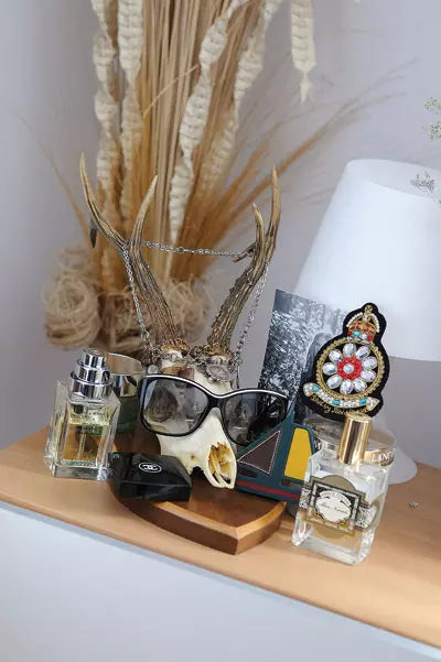  Bijuteriile te descriu pe tine, ce background ai, ce gusturi ai, ce educatie ai. Eu nu sint adepta opulentei in ceea ce priveste acccesoriile. Colectionez doar bijuterii care au un mesaj aparte pentru mine.