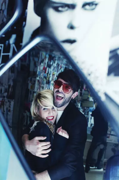 Simona: esarfa din bumbac si T-shirt din bumbac Zara; pantaloni scurti din denim Wrangler; sacou din stofa de lana si curea din piele vintage. Cristin: T-shirt  din bumbac, Topman, sacou din stofa Corina Vladescu si ochelari de soare vintage