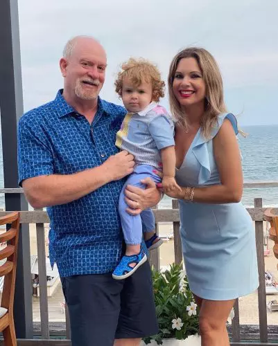 Iasmina-Milutinovici-Bradfod-Hill-și-fiul-lor-401x500