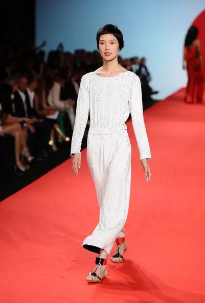 Vedete si modele la prezentarea caritabila "Fashion for Relief"