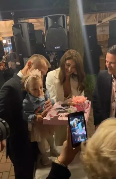 turta-fiicei-lui-augustin-viziru-petrecere-cu-lautari-si-vedete-din-showbiz-ce-a-ales-de-pe-tava-maria_1