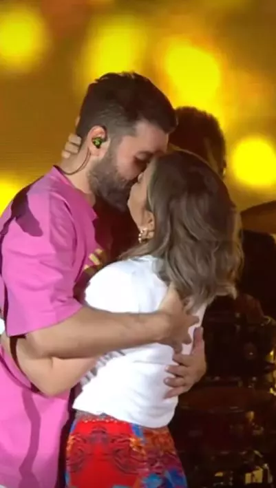 smiley-si-gina-sarut-pe-scena