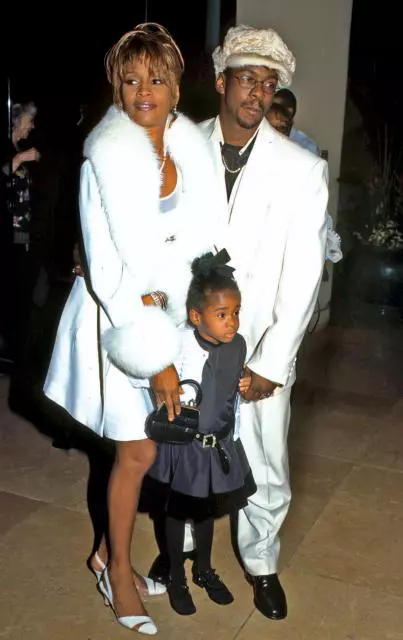 Whitney Houston alături de Bobby Brown și fiica lor, Bobbi Kristina, în 1998 la Los Angeles.