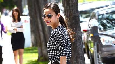 Look de copiat! Jamie Chung te învaţă cum să asortezi bulinele!