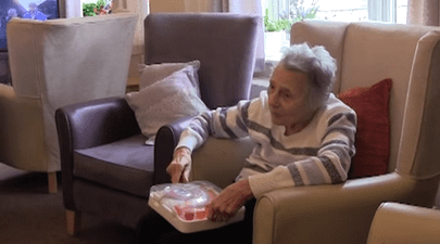 Un bărbat a inventat jeleuri pentru a își ajuta bunica bolnavă de demență să se hidrateze VIDEO